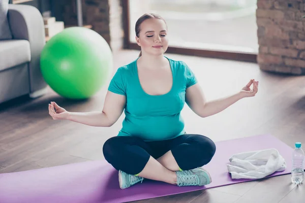 ¡Hora del yoga! Tranquilo relajado mujer grasosa calma vestida de verde —  Fotos de Stock