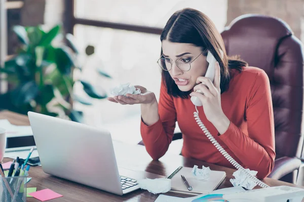 Interior raiva falar vermelho suéter pessoas empregam mão corporativa — Fotografia de Stock