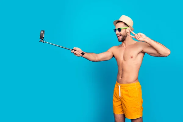 Rire, attrayant, élégant, musclé, homme de femmes utilisant selfi — Photo