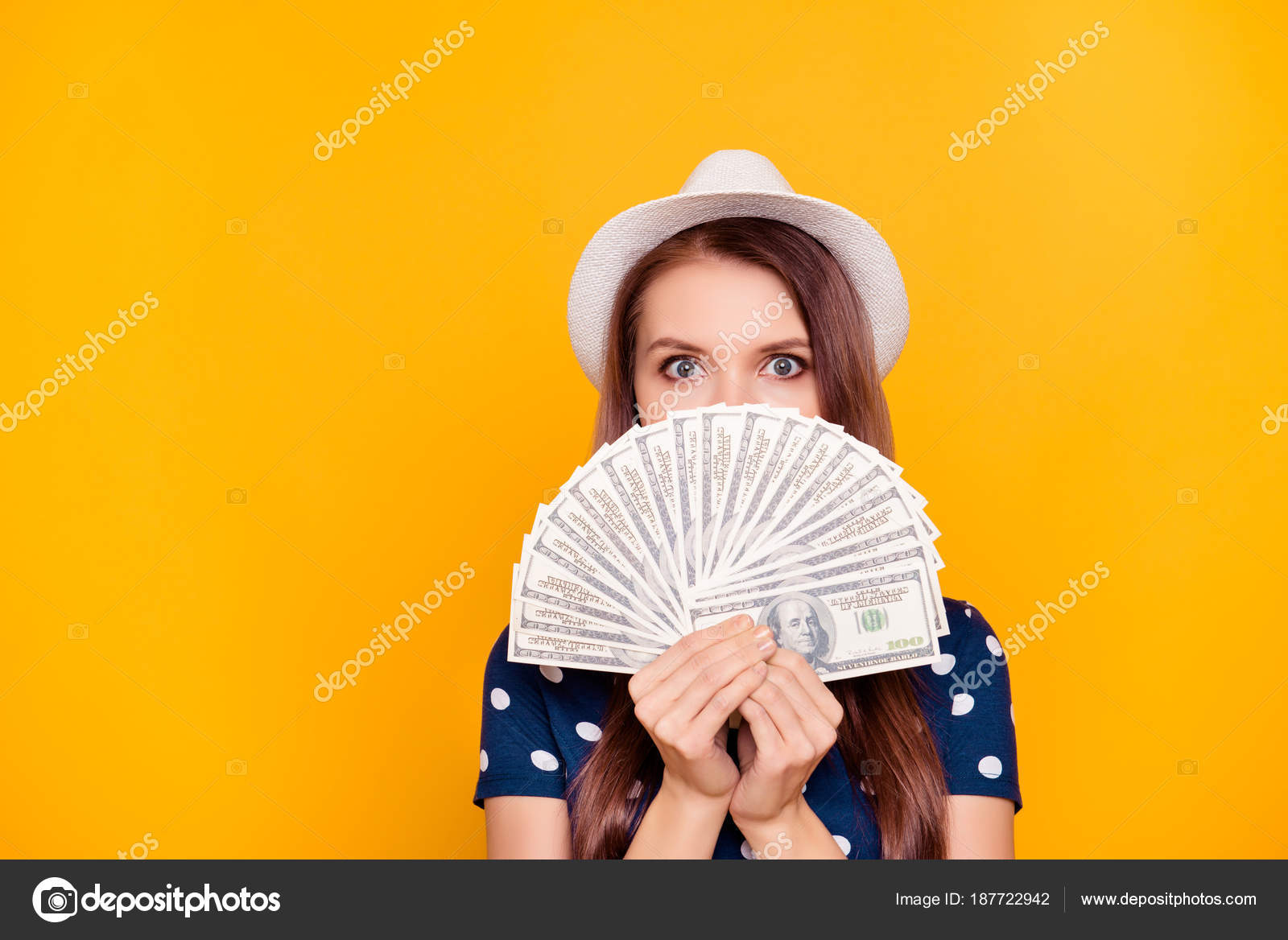 Деньги в руках девушки. Девушка дня. Фото девушки с купюрами. Деньги девушкам помощь. Фотосессия с деньгами.