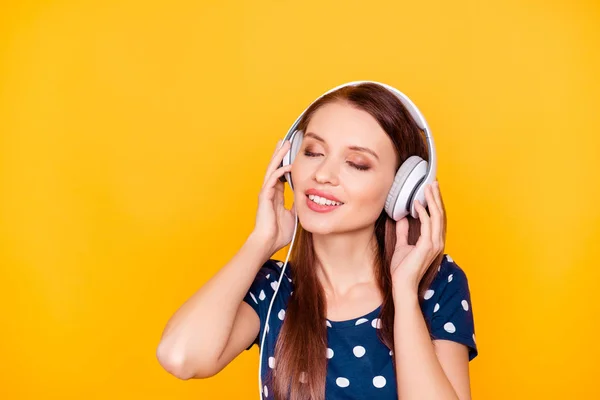 Retrato de mujer bonita, encantadora, agradable con auriculares en su — Foto de Stock