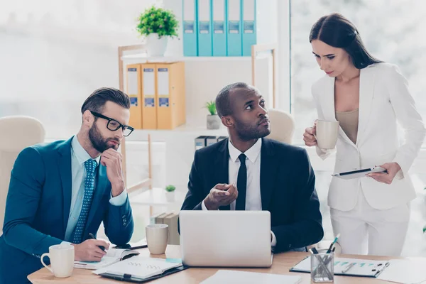 Tre registi eleganti, eleganti e attraenti che tengono conferenze , — Foto Stock