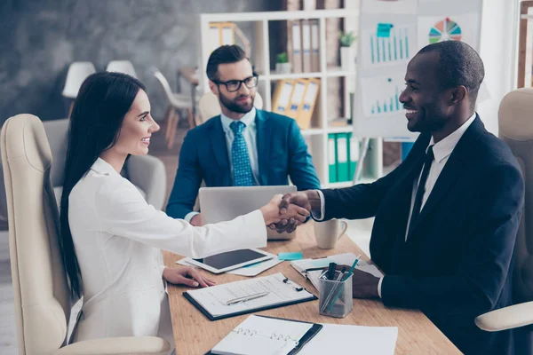 Partners maken deal krijgt, schudden hun handen, zittend in de werkplaats — Stockfoto