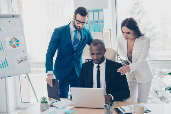 Tres reflexivo, confiado, elegante, elegante, atractivo, corpo — Foto de Stock