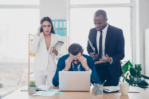 ¡Qué mierda, oh no! Tres agentes impactados, deprimidos y profesionales — Foto de Stock