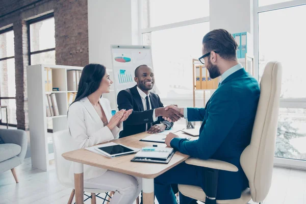 Sucesso e acordo entre três parceiros de negócios alegres, th — Fotografia de Stock