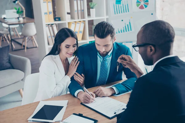 Mooi, mooi, stijlvol paar met vreugdevolle expressie, maken — Stockfoto