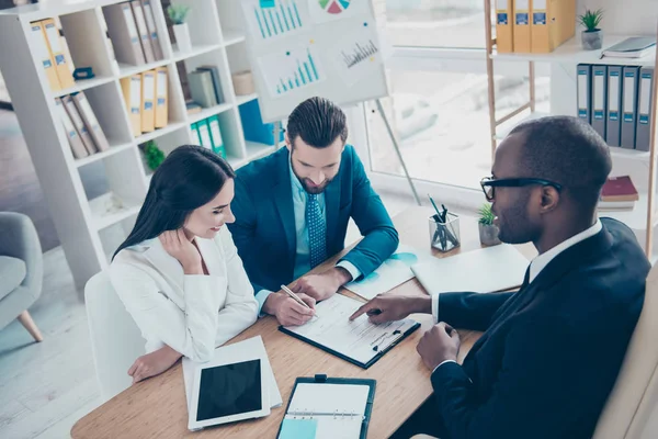 Gelukkige paar maakt een succes gaan over hun bedrijf, youn — Stockfoto