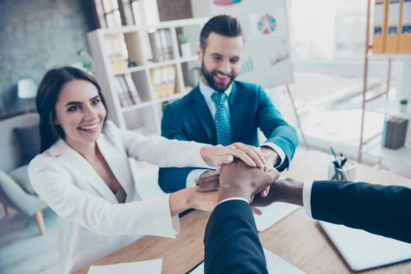 Allemaal samen! Aantrekkelijk, professionele, ondernemers zetten t — Stockfoto