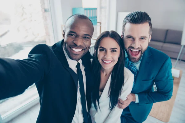 Auto retrato de sucesso elegante, trio profissional, afro-ame — Fotografia de Stock