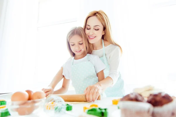 Bovenliggende gebak moederschap bakkerij liefdesrelatie vieren feest — Stockfoto
