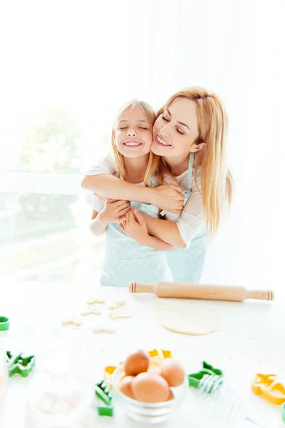 Zuiverheid comfort hobby ondersteuning knuffel ouderschap moederschap delight — Stockfoto