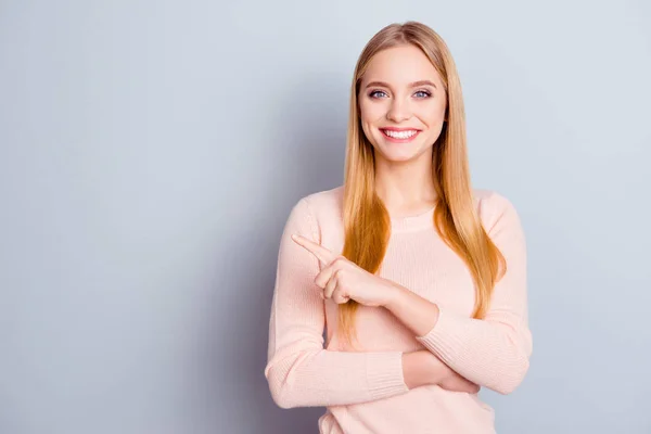 Företag visar pekfingret försäljning svart fredag rabatt peopl — Stockfoto