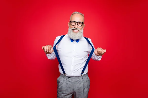 Retrato de macho elegante, confiado, juguetón, peluquero viejo, styli — Foto de Stock