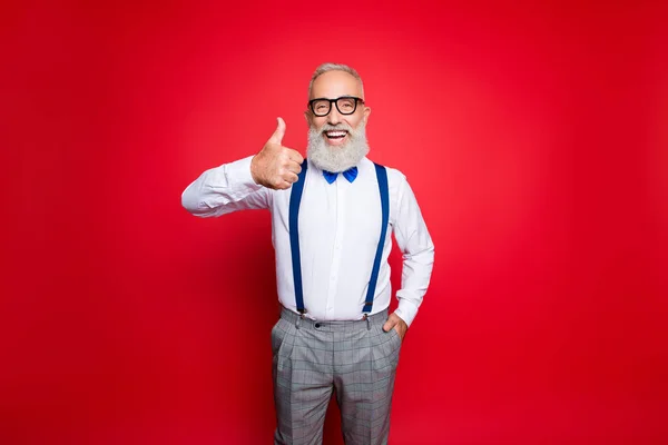 Retrato de alegre, riendo viejo peluquero, estilista mostrando el pulgar —  Fotos de Stock