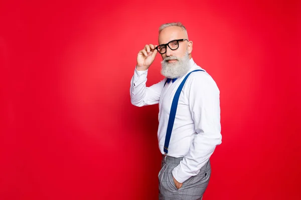 Retrato de hombre viejo fresco, varonil, de moda cogido de la mano en poc — Foto de Stock