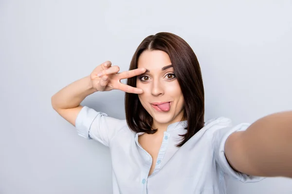 Autorretrato de chica encantadora, bonita, loca, infantil, moderna — Foto de Stock