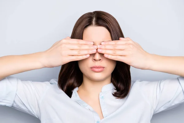 Primer plano retrato de la mujer cansada después de un largo día de trabajo con com — Foto de Stock