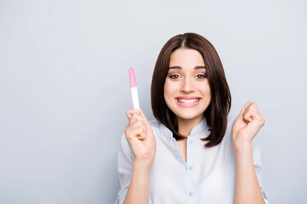 ¡Sí, estoy embarazada! Retrato de atractiva encantadora bonita brune —  Fotos de Stock