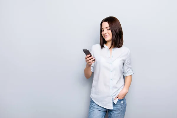 Retrato de chica bonita, encantadora, elegante, moderna en camisa, den —  Fotos de Stock