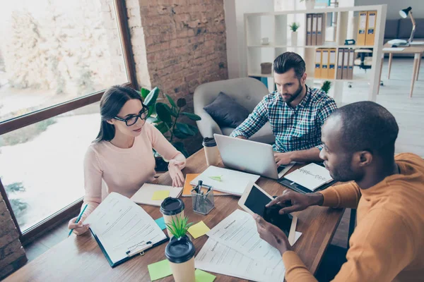 Partnere som foretar brainstorming analyserer dokumentideen om aksjeselskap på internett – stockfoto