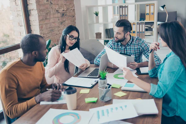 Casual eyeawer intelligente slimme zwarte multinational bereiden pre — Stockfoto