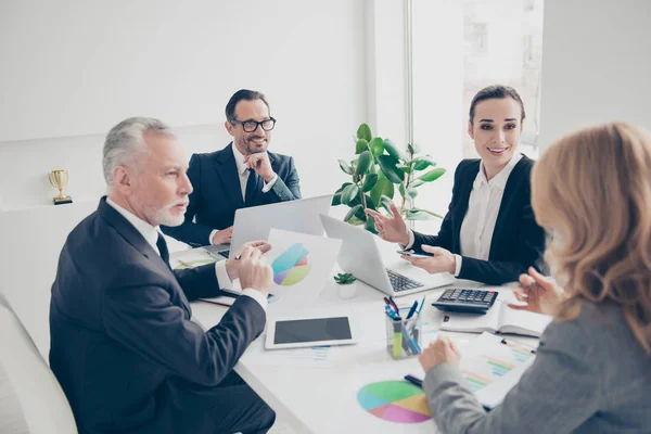 Fyra, glad, elegant, attraktiva företag personer sitter vid — Stockfoto