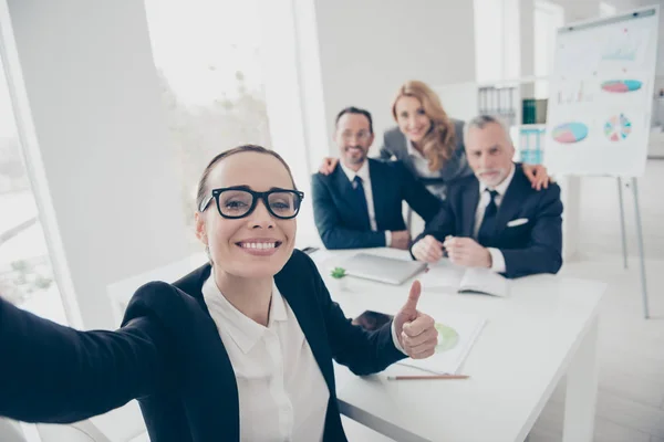 Hermosa, encantadora, alegre mujer en gafas de tiro auto por — Foto de Stock