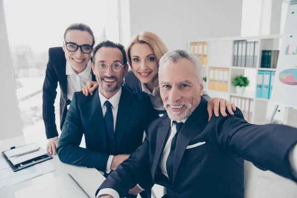 Porträtt av fyra leende, finansiella, attraktiva affärsmän — Stockfoto