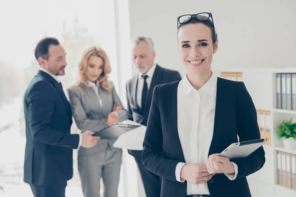 Vrolijke, lachende, brunet directeur in formele slijtage holding gadget — Stockfoto