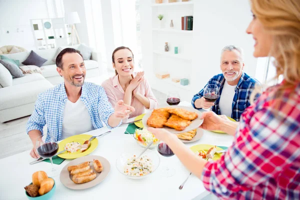 Cropped portrait of beautiful, attractive woman giving a plate w — Stock Photo, Image