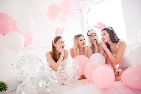 Divertido, encantador, alegre, atractivo, chicas bonitas disfrutando de la — Foto de Stock