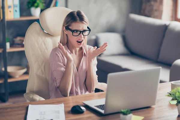 Csodálkozott, megdöbbent nő szemüveget, miután a stressz, látszó-on — Stock Fotó