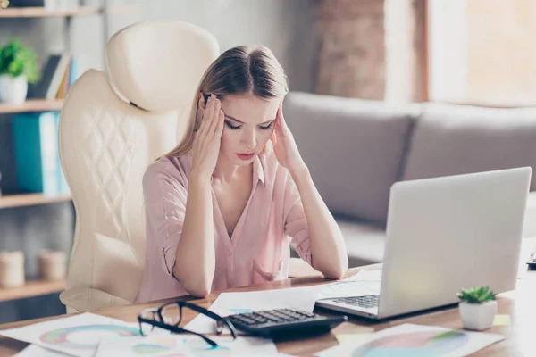 Upprörd revisor, sjuk, sjuk ekonom tog bort Glasögon, röra — Stockfoto