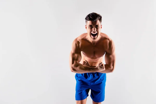 Porträt eines aggressiv schreienden, gut aussehenden Athleten mit blauem L — Stockfoto
