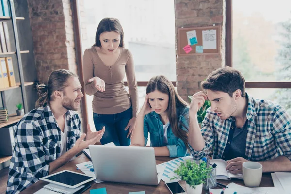 Hva er det som foregår? Smth gikk galt! Gruppe av opprørt, trett, opptatt – stockfoto