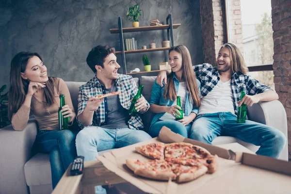 Beste Freunde organisierten Treffen zum Besprechen des gemeinsamen Wochenendes! — Stockfoto