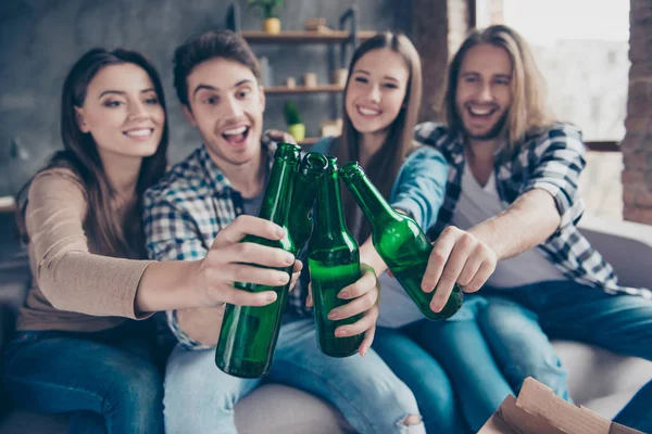 Cuatro amigos, dos parejas teniendo una pequeña fiesta en casa, reunión, sentarse — Foto de Stock