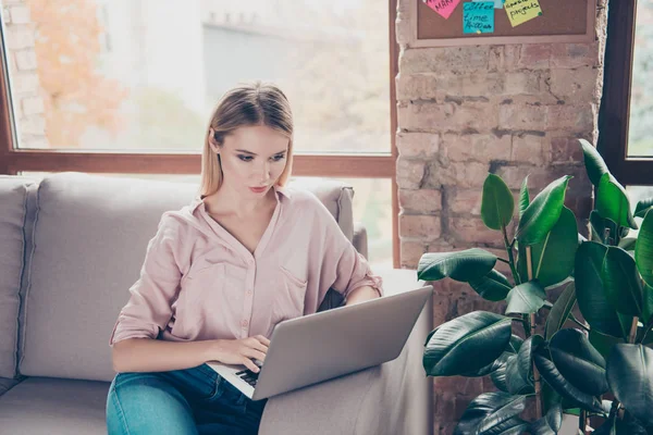 Mensen moderne technologie concept. Mooie charmante slimme intellig — Stockfoto