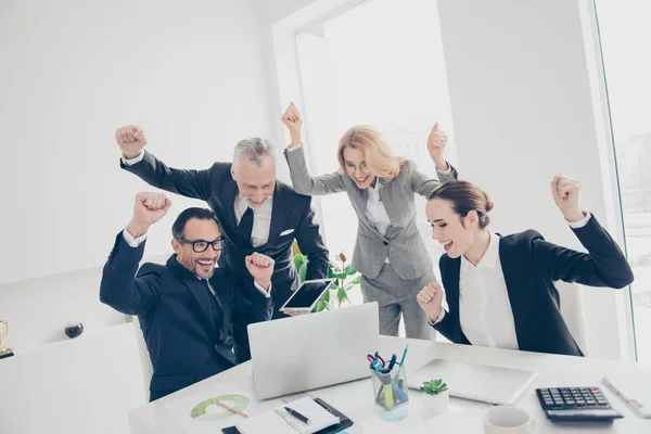 Retrato de cuatro personas de negocios felices y alegres en trajes con r — Foto de Stock