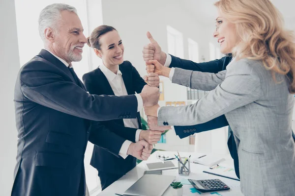 Vier blij, vrolijk, stijlvol, financiële, elegant, klassiek beh — Stockfoto