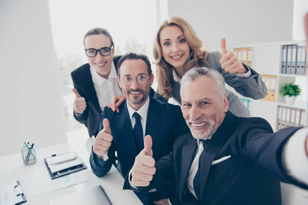 Elegante, agentes atraentes, especialistas em desgaste formal, ternos, weari — Fotografia de Stock