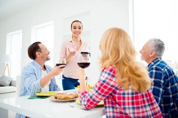 Schön, attraktiv, brünett, junge Frau stehend, sagen zu — Stockfoto