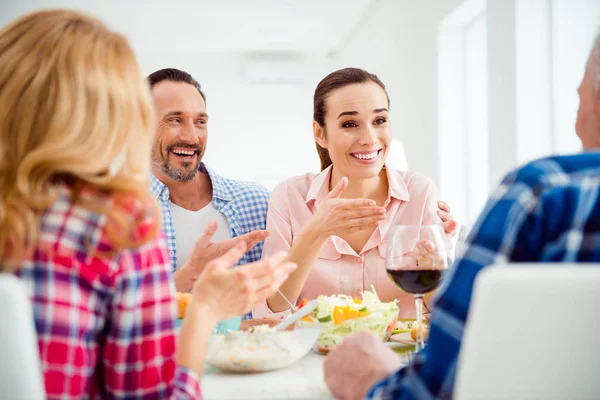 Stilvolles, fröhliches, attraktives Paar beim Abendessen mit Verwandten — Stockfoto