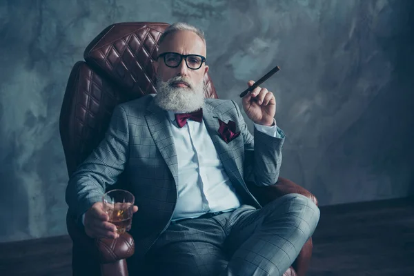 Atractivo, anciano en gafas, celebrar cigarrillo, vidrio con b — Foto de Stock