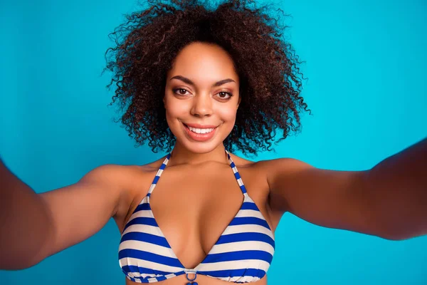 Själv foto, porträtt av Söt härlig Snygg fräsch sexig afro — Stockfoto