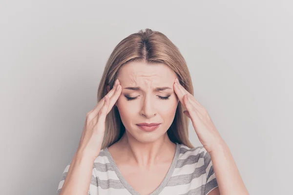 Primer plano retrato de triste disgusto infeliz con los ojos cerrados grimacin — Foto de Stock