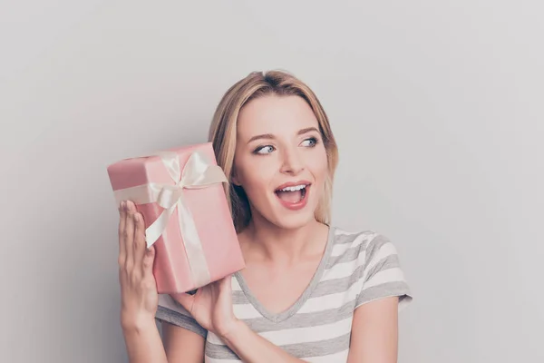 Retrato de chica bonita, encantadora, dulce, elegante, curiosa havin — Foto de Stock