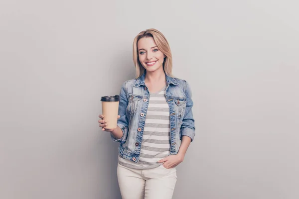 Retrato de doce, adorável, bonito, agradável, menina moderna em jeans jack — Fotografia de Stock