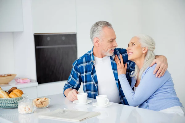 Retrato de adorable dulce elegante pareja atractiva sentada en ta —  Fotos de Stock